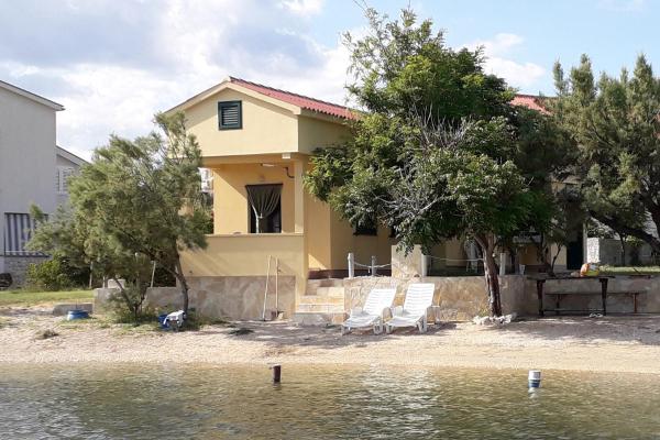 Apartments by the sea Dinjiska, Pag - 9386, Boek Appartement Kvarner Hotels met Parkeerplaats, Parkeren