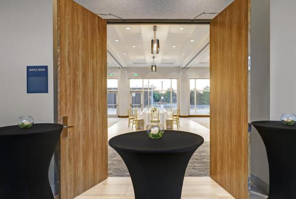 Holiday Inn Express - Kingston West by IHG, Boek Hotel Ontario Hotels met een Zwembad, Zwembad