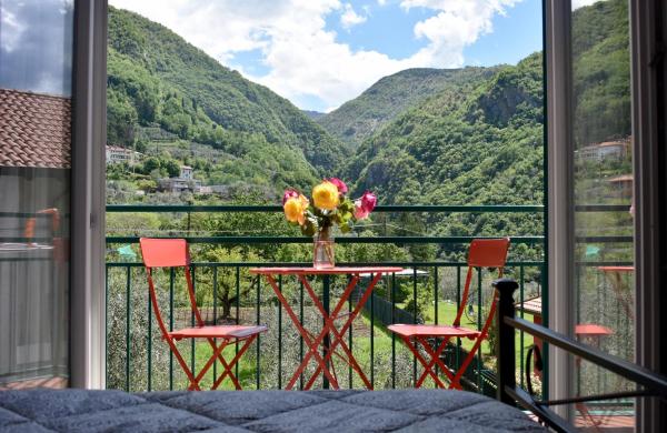 Agriturismo Conca Sandra - Farm Stay on Lake Como, Boek Appartement Perledo Comomeer