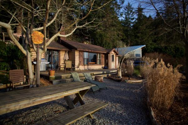 Halfmoon Haven Beach Cottage or Oceanview Suite, Boek Pension Halfmoon Bay Sunshine Coast