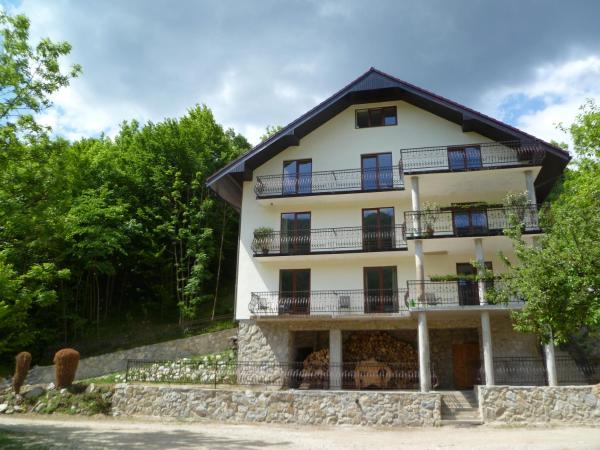 Horský penzión Šuštiak, Boek Pension Vratna Hotels met een Zwembad, Zwembad