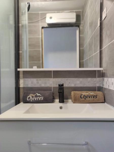 After-Chèvres, Boek Appartement Hotels in Rhone-Alpen met parkeren, Parkeren