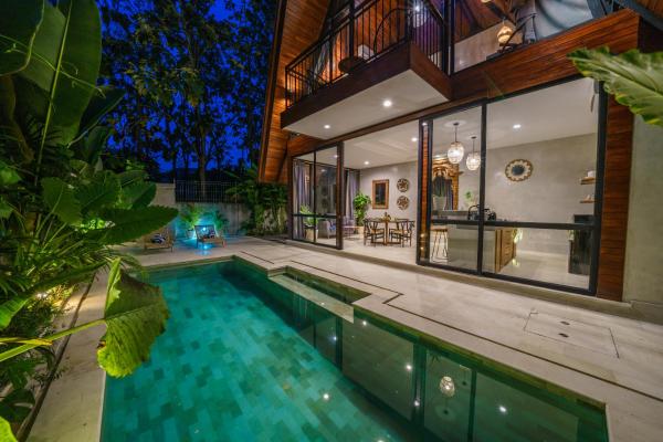Villa Kirana - Designer 2-bedroom Villa with pool in Pererenan, Boek Villa Bali Hotels met Parkeerplaats, Parkeren
