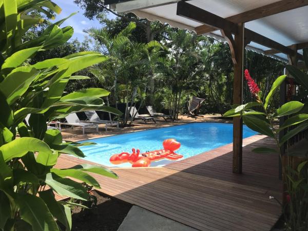 Gites le petit voyageur, Boek Appartement Hotels in Grande-Terre met zwembad, Zwembad