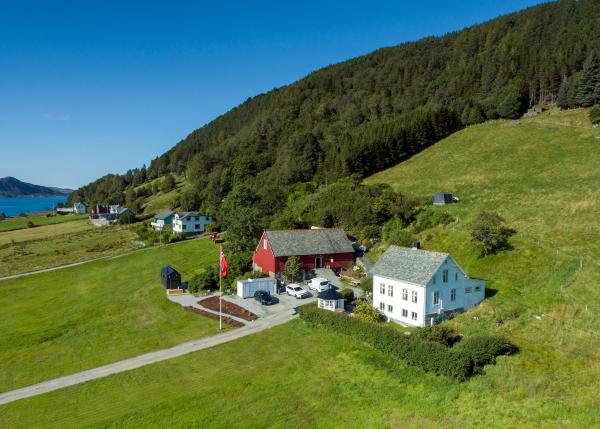 Kråen Gard, Boek Lodge Larsnes 
