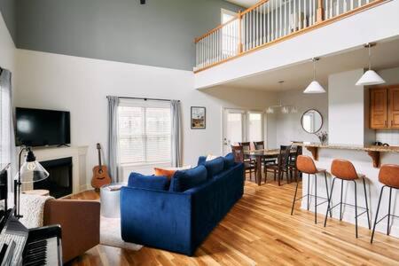Modern Home next to Vanderbilt Campus with Parking, Screened Porch & Workspace, Walk to Hillsboro Village, Fido & Pancake Pantry, Minutes to Music Row, 12 South & Broadway, Perfect for Families, Friends & University Visits, Boek Vakantiehuis Hotels in Tennessee met parkeren, Parkeren