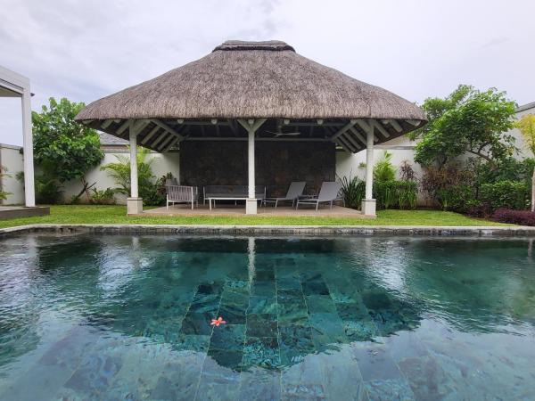 Villa de Luxe à Grand Baie avec piscine V12, Boek Villa Mauritius North Coast Hotels met een Zwembad, Zwembad