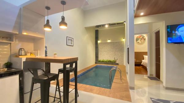 Nadika Homes Private Pool, Boek Hotel Karangploso Hotels met een Zwembad, Zwembad