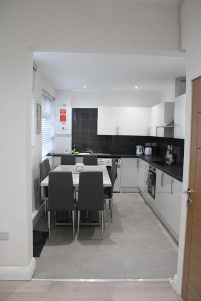 Beautiful, Spacious, Old Trafford home, Boek Vakantiehuis Trafford Merseyside