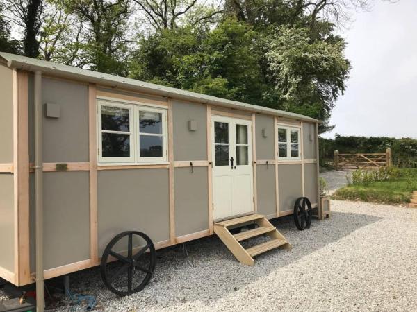 Stunning Shepherds Hut with Superb Views & Fire Pit near a Superb Gastro Pub, Boek Lodge Lamerton Devon