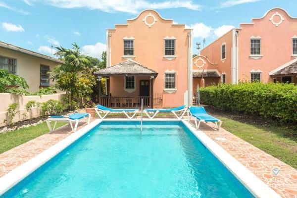 2-Story Townhome with Private Pool, Ideal for Group!, Boek Vakantiehuis Christ Church 