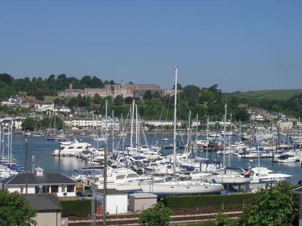 Shipwrights - Views across the Marina and River Dart, perfect bolthole, Boek Vakantiehuis Kingswear Hotels met Parkeerplaats, Parkeren