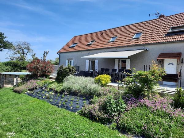 Ancienne longère rénovée avec piscine privative et animaux admis - FR-1-489-201, Boek Vakantiehuis Hotels in Échassières met zwembad, Zwembad