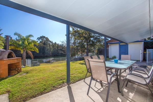 Waterfront Wonder - lakeside home w. private jetty, Boek Vakantiehuis Manyana Nieuw-Zuid-Wales