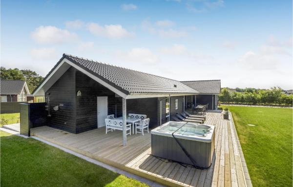 Stunning Home In Hadsund With Five Bedrooms And Wifi, Boek Vakantiehuis Hadsund 