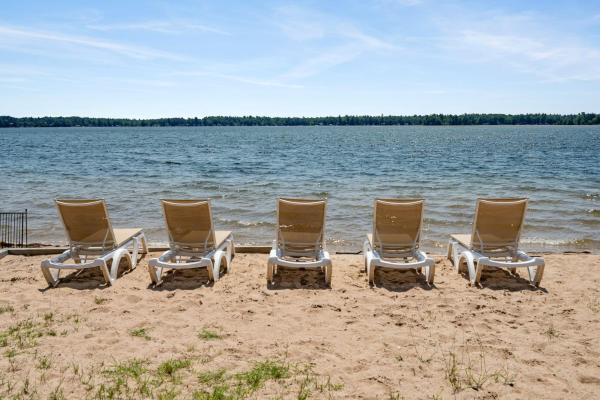 Fife Lake Lodge - Double Queen Room with Lake Access, Boek  Hotels in Michigan met parkeren, Parkeren