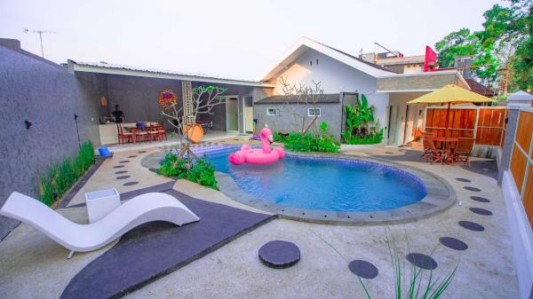 Villa Sunflower Private Pool by Masterpiece Villa, Boek Villa East Java Vakantiehuizen, Cottage