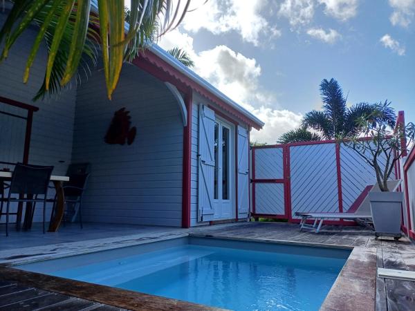 Caraïbes Cottage Grenat piscine privée 900m de Grande anse, Boek Vakantiehuis Basse-Terre Hotels met Parkeerplaats, Parkeren