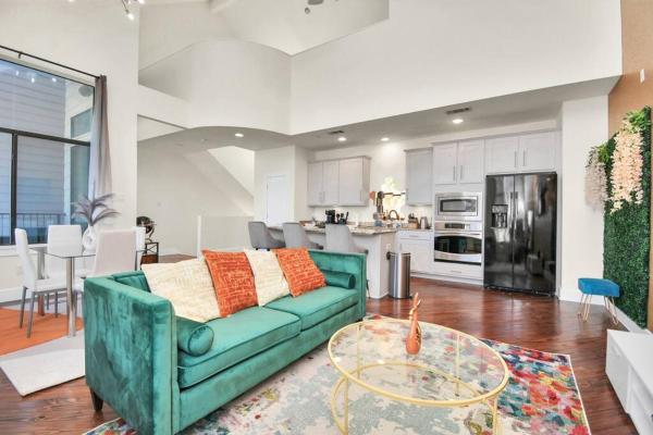 3BR/3.5BA Three Story East Downtown TownHouse with view, Boek Vakantiehuis Houston Houston