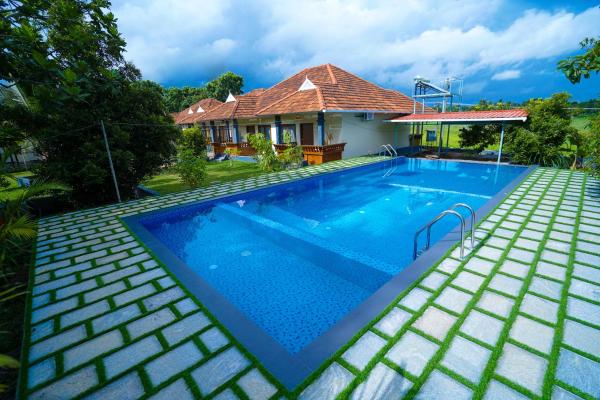 KOTTACKAL NATURE INN, Boek  Angamali Hotels met een Zwembad, Zwembad