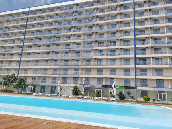 BLAXY Resort STEFI, Boek  Douăzeci şi Trei August 