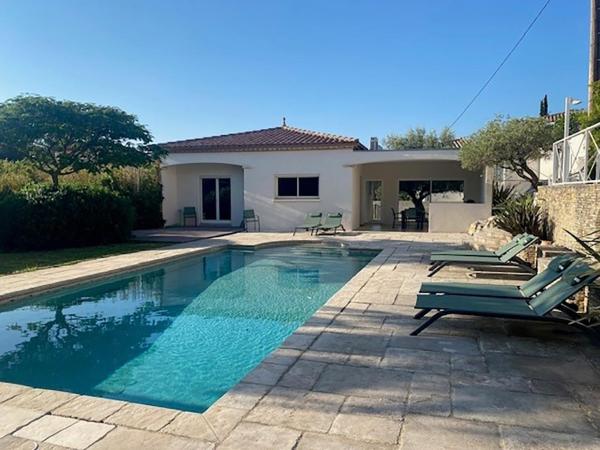 Villa de Pullis, Boek  Poulx Languedoc-Roussillon