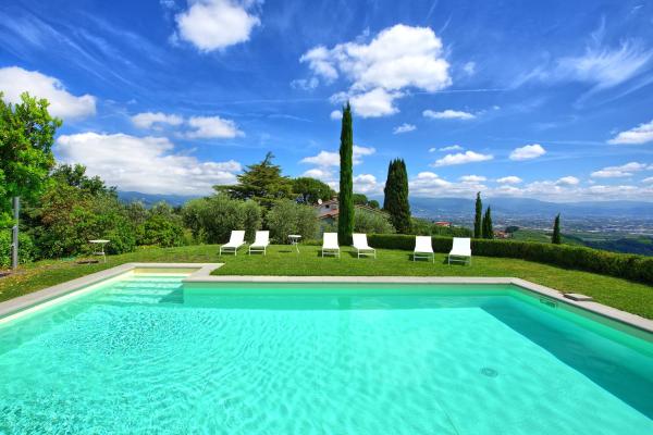 Villa Mami by PosarelliVillas, Boek  Pisa Hotels met een Zwembad, Zwembad