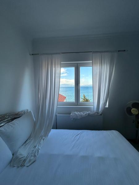 Daniels Homestay, Boek  Lin Korçë County