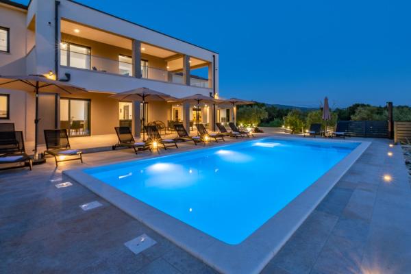Villa Silente, modern and luxurious villa hugged by nature, Boek  Hotels in Stalije met zwembad, Zwembad