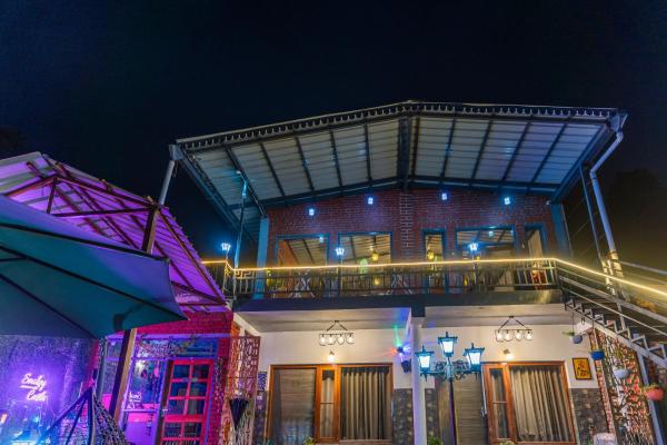 SMOKEY CASTLE HOTEL and RESTAURENT, Boek  Mukteswar Uttarakhand
