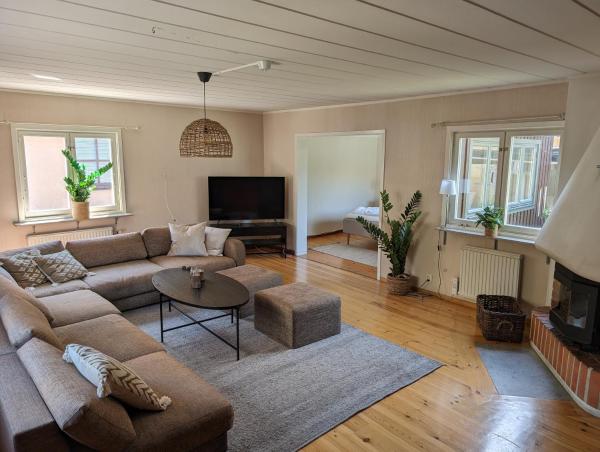 Tranquil Villa with Garden Views & Terrace 3BR, Boek  Visby 