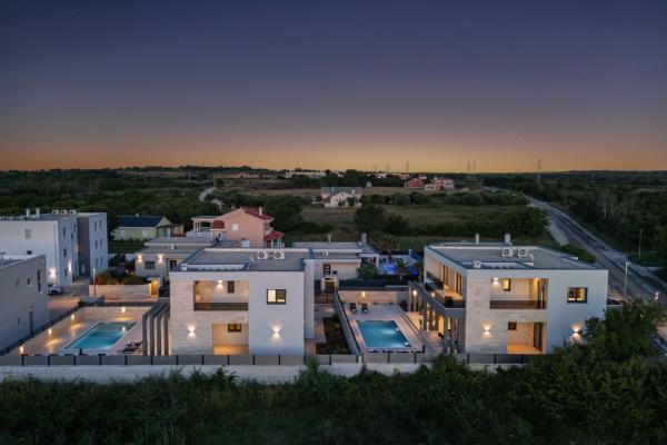 Villa Leonarda ZadarVillas, Boek  Hotels in Nin met zwembad, Zwembad