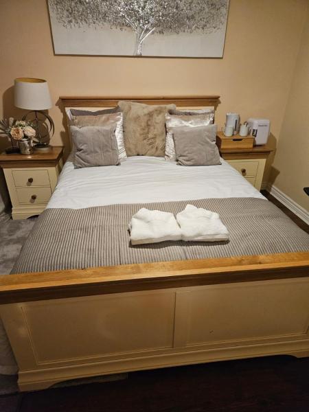 Elite Room at New Forest Village, Boek  Robin Hood West Yorkshire