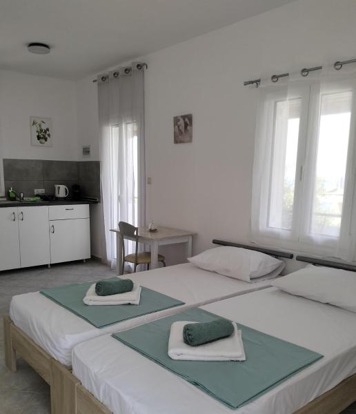 Thea\s Apartment, Boek  Vráchos 