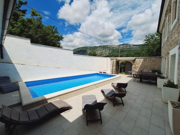 Villa Stone castle, Boek  Kvarner Hotels met Parkeerplaats, Parkeren