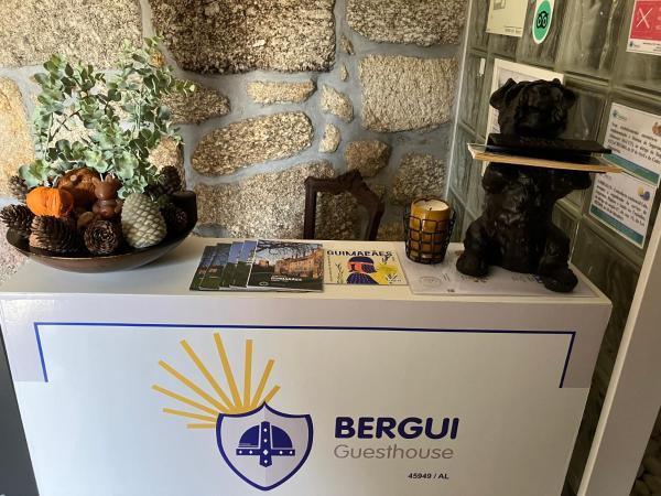 Bergui Guesthouse - Em Guimarães desde 2017, Boek  Norte Region Hotels met een Zwembad, Zwembad
