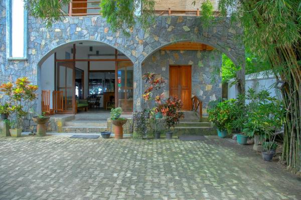 Surf Sea Breeze, Boek Hotel Matara Matara District, in de buurt van Whale Watching Mirissa