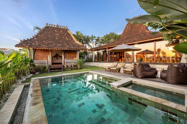 Charming 2BR Wooden Villa with Lush Garden Oasis by Santi Management, Boek  Hotels in Bali met zwembad, Zwembad