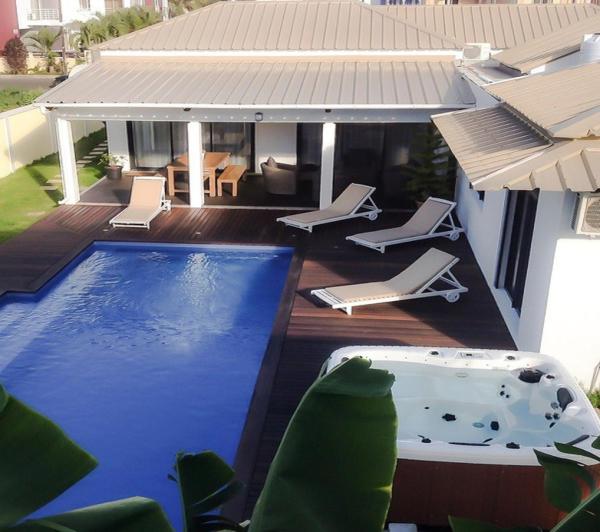 Villa AZUREVA ILE MAURICE, Boek  Mauritius West Coast Hotels met een Zwembad, Zwembad