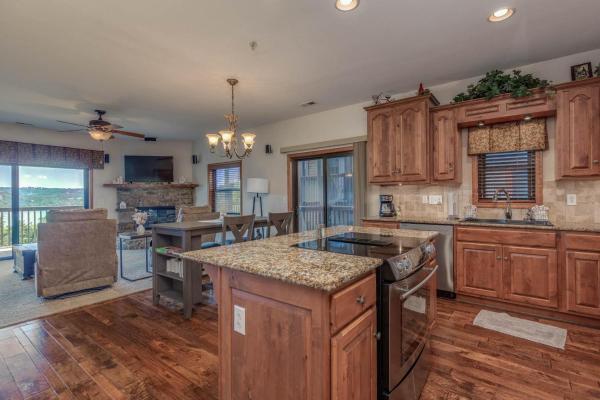 2BR Village At Indian Point 1604 near SDC, Boek  Missouri Hotels met een Zwembad, Zwembad