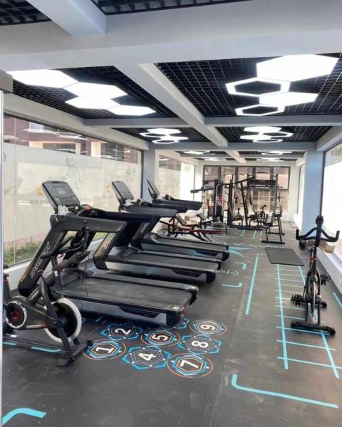 luxury living one bedroom apartment with fully equipped gym heated swimming pool children playing ground and a relaxing rooftop with amazing city views, Boek  Nairobi Rwanda