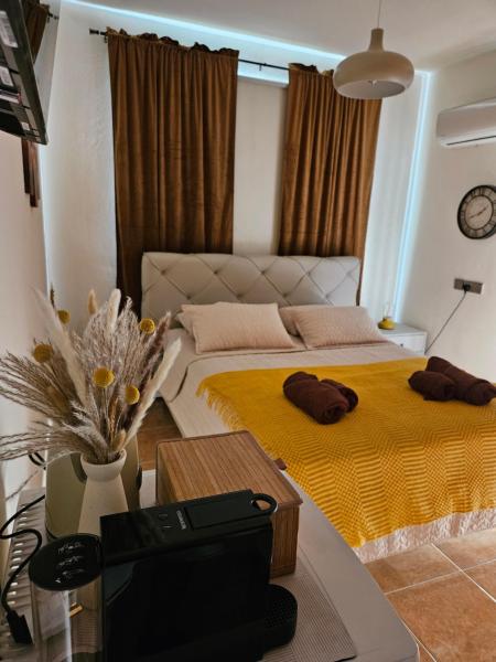 ROOMS by Emmelia Group, Boek  Paphos International Airport Paphos, in de buurt van Faros Beach