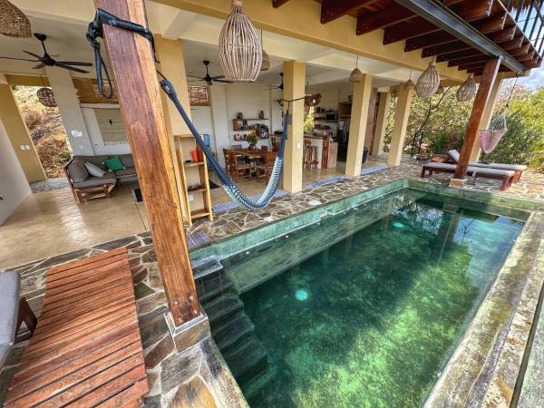 Casa la Vista: New, luxury villa with infinity pool & ocean views, Boek  Mazunte Hotels met een Zwembad, in de buurt van Turtle Camp and Museum, Zwembad