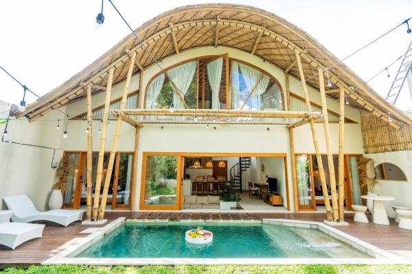 Gemini Villa - 3BR Villa in Kerobokan, Boek  Bali Hotels met een Zwembad, Zwembad