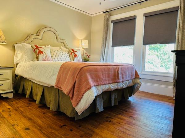 Bonaparte Castle, Boek  Salisbury North Carolina