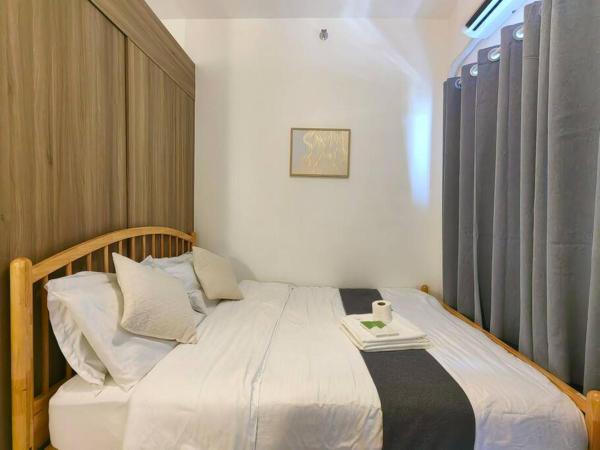 1BR Condotel with Balcony at FAME Residences #FM55, Boek  Luzon Hotels met Parkeerplaats, Parkeren