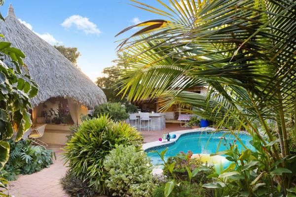 Villa Laurence - Steps to Ocean Bliss by Lucha, Boek  Savaneta Aruba