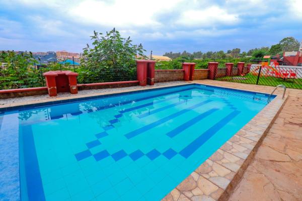 One bed airbnb with pool by Omuts, Boek  Central Hotels met een Zwembad, Zwembad