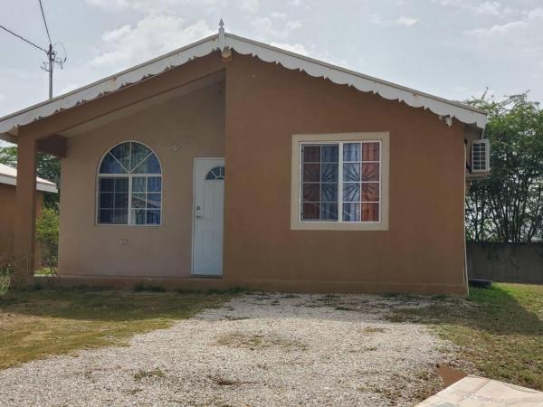 1-Bed House Sleeps 2 in Secure Community, Boek  Old Harbour Jamaica