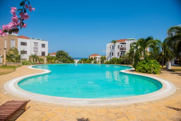 Njakaimba Beachfront Villa., Boek  Coast Region Hotels met een Zwembad, Zwembad